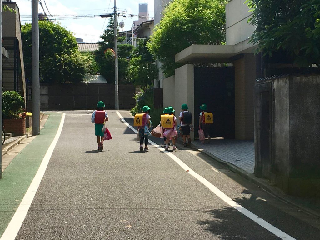 Trẻ em Nhật tự đi bộ tới trường: An toàn hay không? - Ảnh 2. Trẻ em Nhật tự đi bộ tới trường: An toàn hay không? - Ảnh 2.