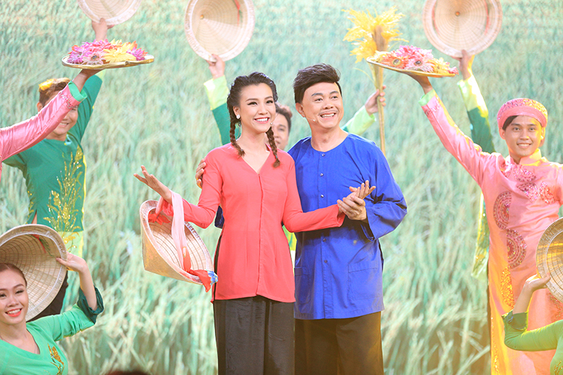 Á hậu Hoàng Oanh giản dị áo bà ba, tình tứ hát dân ca với Chí Tài - Ảnh 2. Á hậu Hoàng Oanh giản dị áo bà ba, tình tứ hát dân ca với Chí Tài - Ảnh 2.