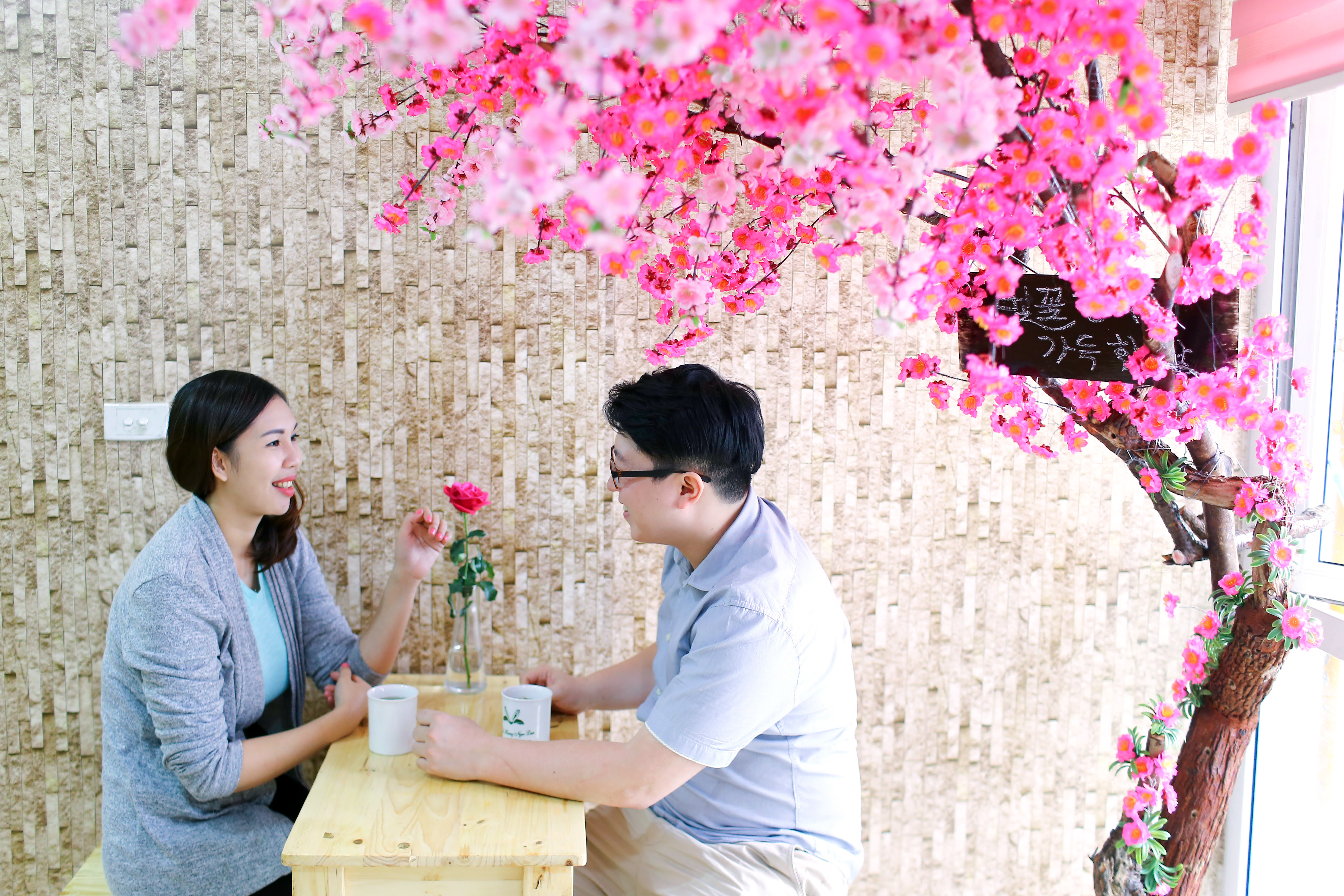 Chuyện của anh chồng Hàn đẹp trai vô tư tặng vợ hoa cúng gói giấy báo vào ngày 8/3 - Ảnh 4. Chuyện của anh chồng Hàn đẹp trai vô tư tặng vợ hoa cúng gói giấy báo vào ngày 8/3 - Ảnh 4.