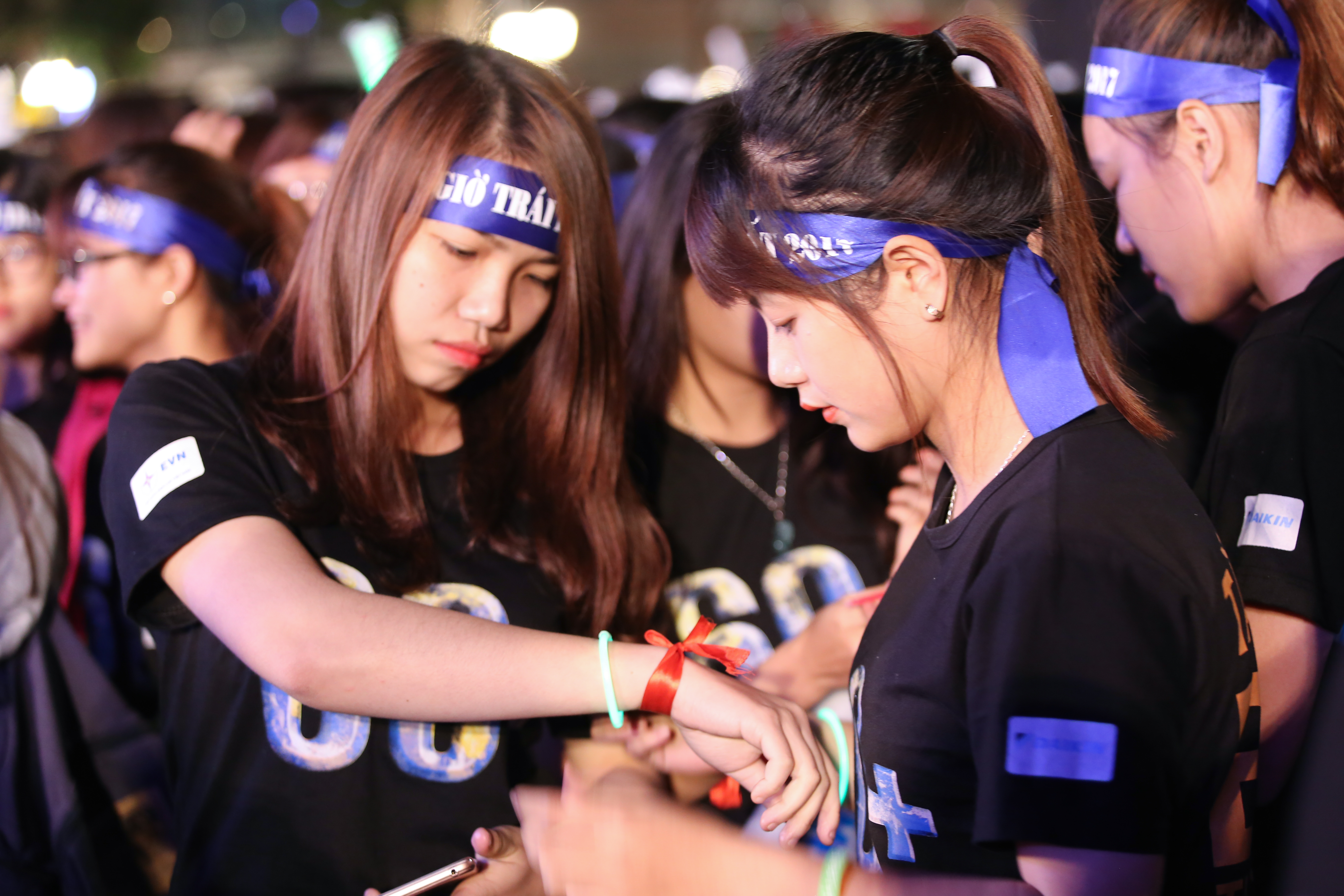 Người dân Hà Nội hào hứng với lễ hội Tắt Đèn hưởng ứng Giờ Trái đất 2017 - Ảnh 6. Người dân Hà Nội hào hứng với lễ hội Tắt Đèn hưởng ứng Giờ Trái đất 2017 - Ảnh 6.