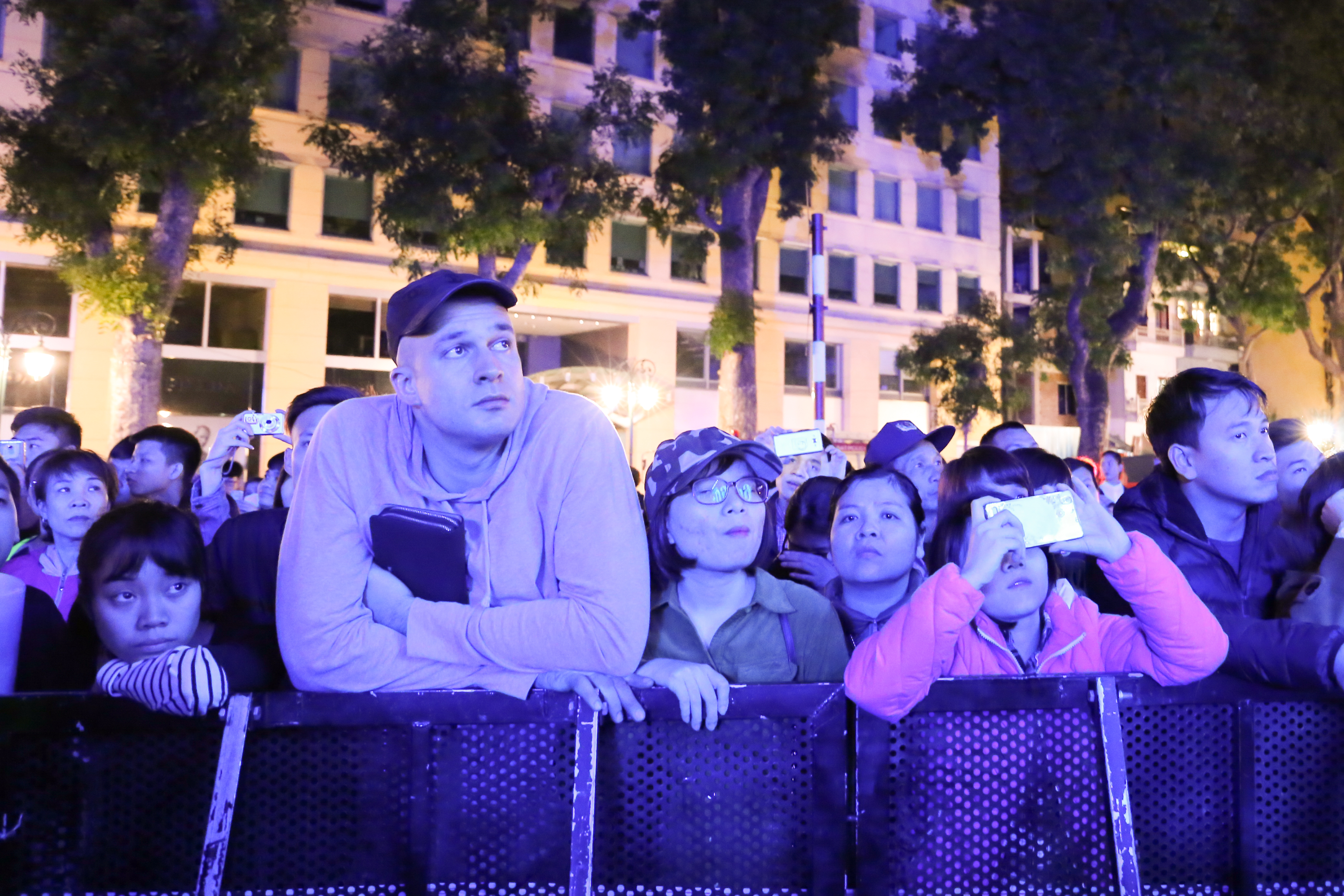 Người dân Hà Nội hào hứng với lễ hội Tắt Đèn hưởng ứng Giờ Trái đất 2017 - Ảnh 9. Người dân Hà Nội hào hứng với lễ hội Tắt Đèn hưởng ứng Giờ Trái đất 2017 - Ảnh 9.