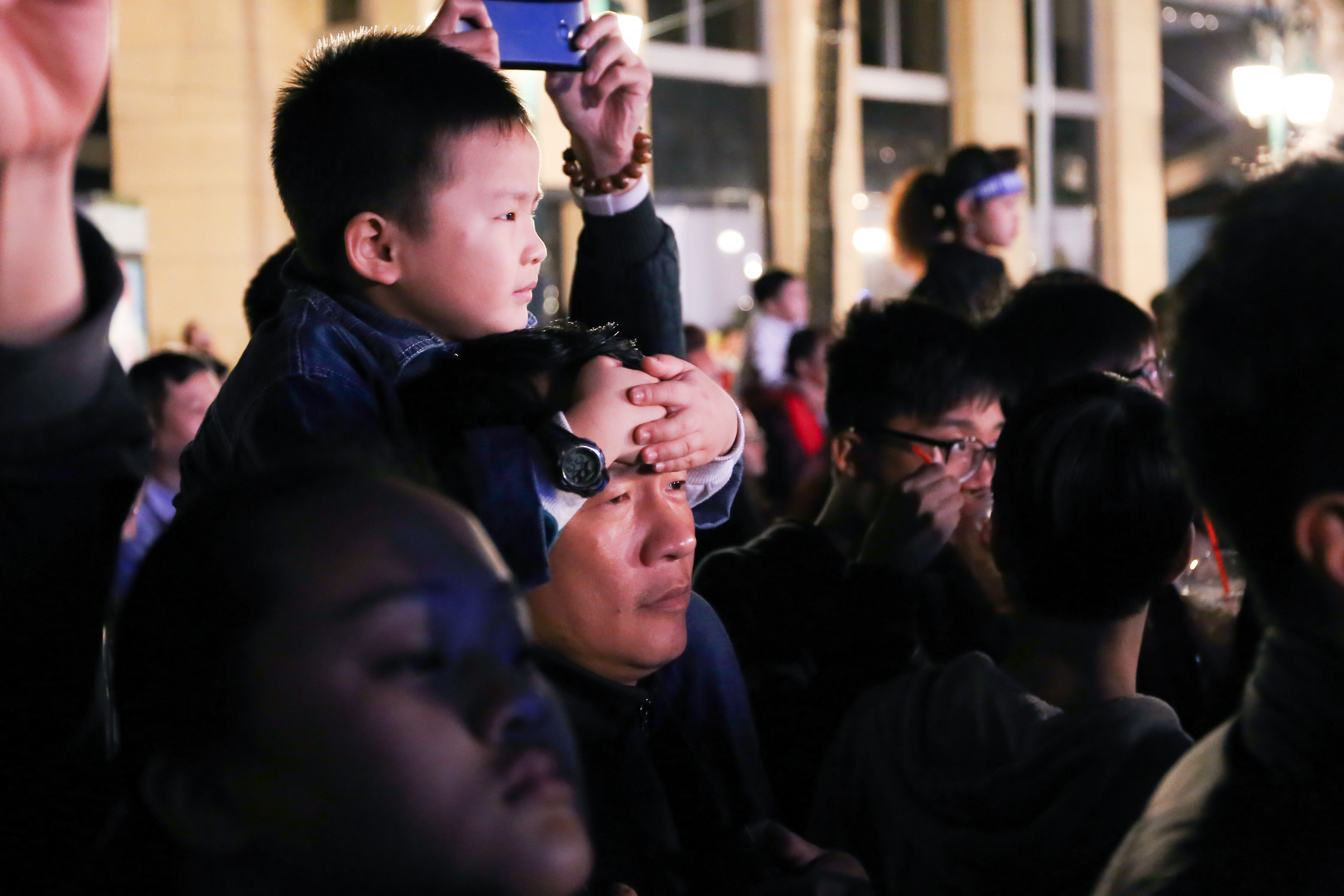 Người dân Hà Nội hào hứng với lễ hội Tắt Đèn hưởng ứng Giờ Trái đất 2017 - Ảnh 13. Người dân Hà Nội hào hứng với lễ hội Tắt Đèn hưởng ứng Giờ Trái đất 2017 - Ảnh 13.