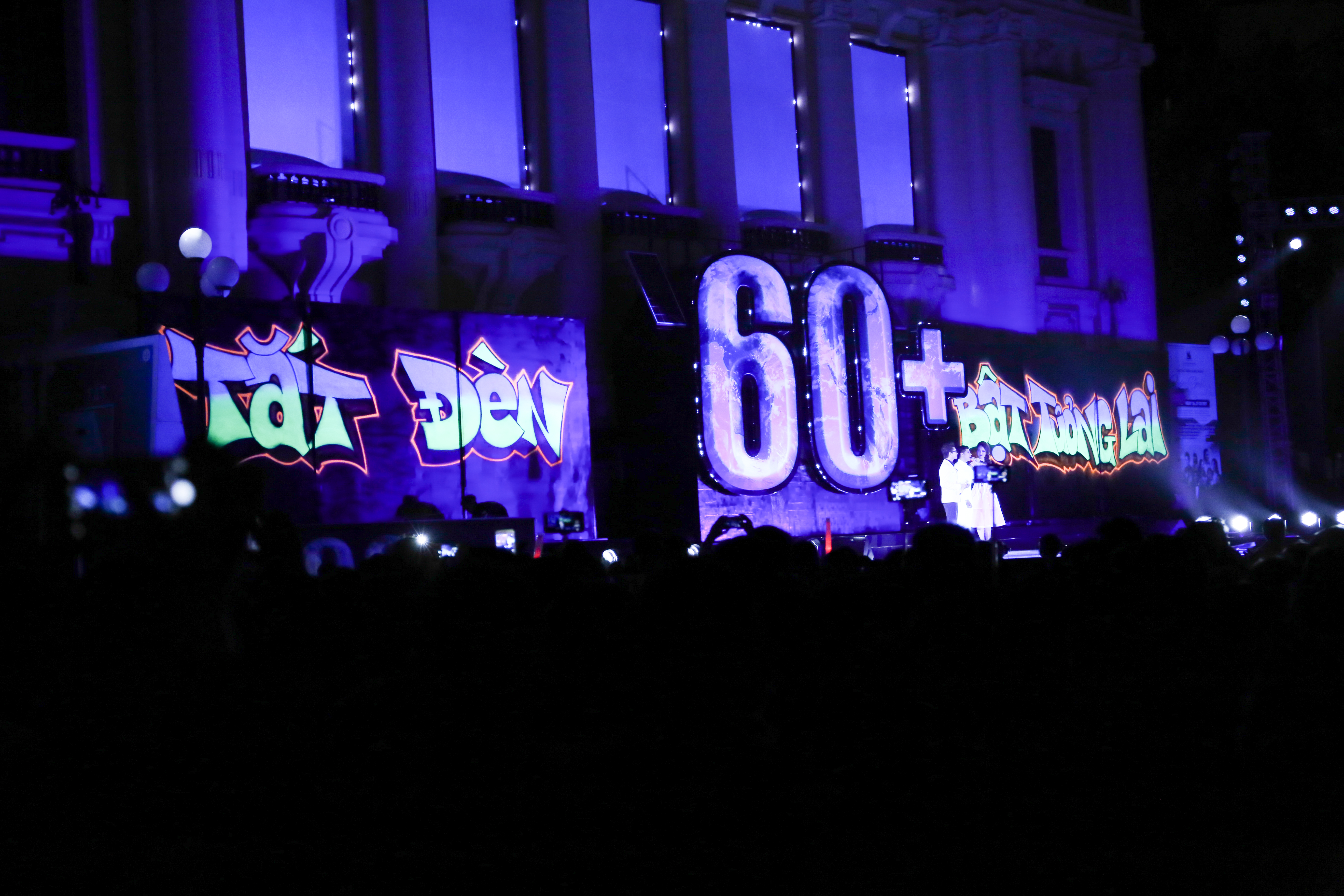 Người dân Hà Nội hào hứng với lễ hội Tắt Đèn hưởng ứng Giờ Trái đất 2017 - Ảnh 1. Người dân Hà Nội hào hứng với lễ hội Tắt Đèn hưởng ứng Giờ Trái đất 2017 - Ảnh 1.