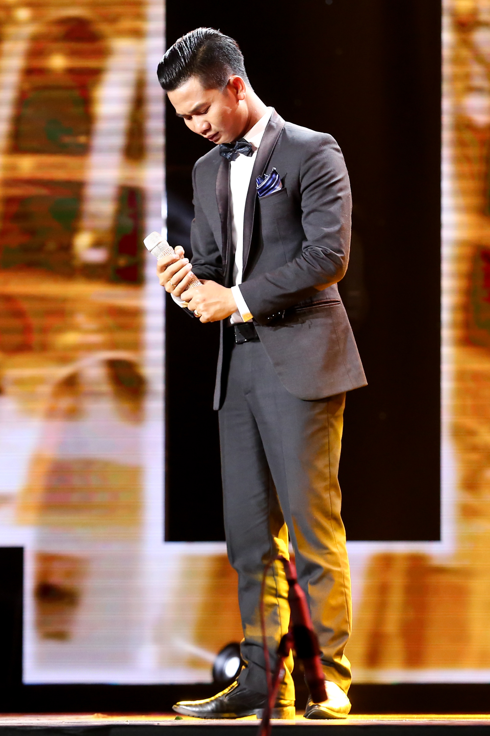 Bật cười với cảnh Lệ Quyên - Quang Lê dàn hàng ngang chực chờ thí sinh Bolero - Ảnh 5. Bật cười với cảnh Lệ Quyên - Quang Lê dàn hàng ngang chực chờ thí sinh Bolero - Ảnh 5.