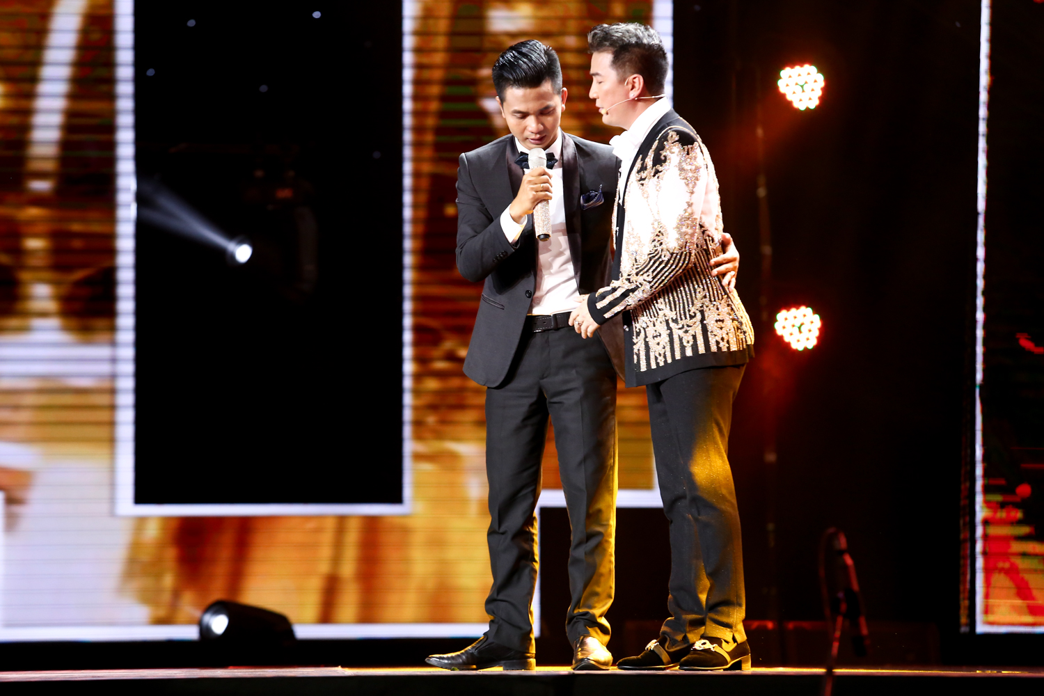 Bật cười với cảnh Lệ Quyên - Quang Lê dàn hàng ngang chực chờ thí sinh Bolero - Ảnh 6. Bật cười với cảnh Lệ Quyên - Quang Lê dàn hàng ngang chực chờ thí sinh Bolero - Ảnh 6.