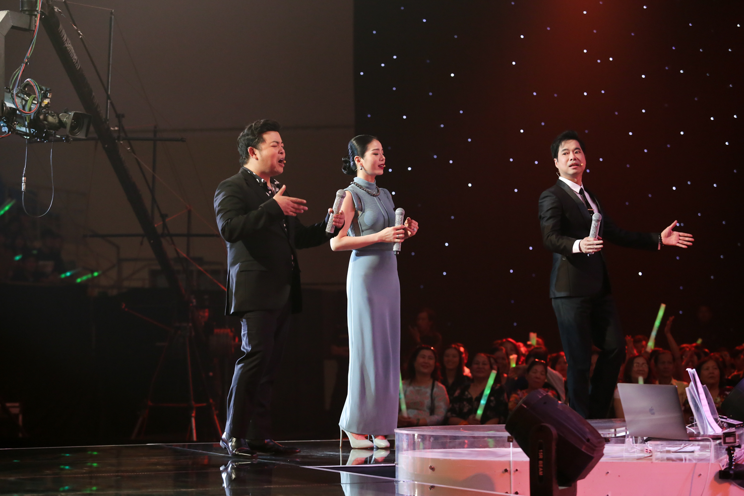 Bật cười với cảnh Lệ Quyên - Quang Lê dàn hàng ngang chực chờ thí sinh Bolero - Ảnh 2. Bật cười với cảnh Lệ Quyên - Quang Lê dàn hàng ngang chực chờ thí sinh Bolero - Ảnh 2.