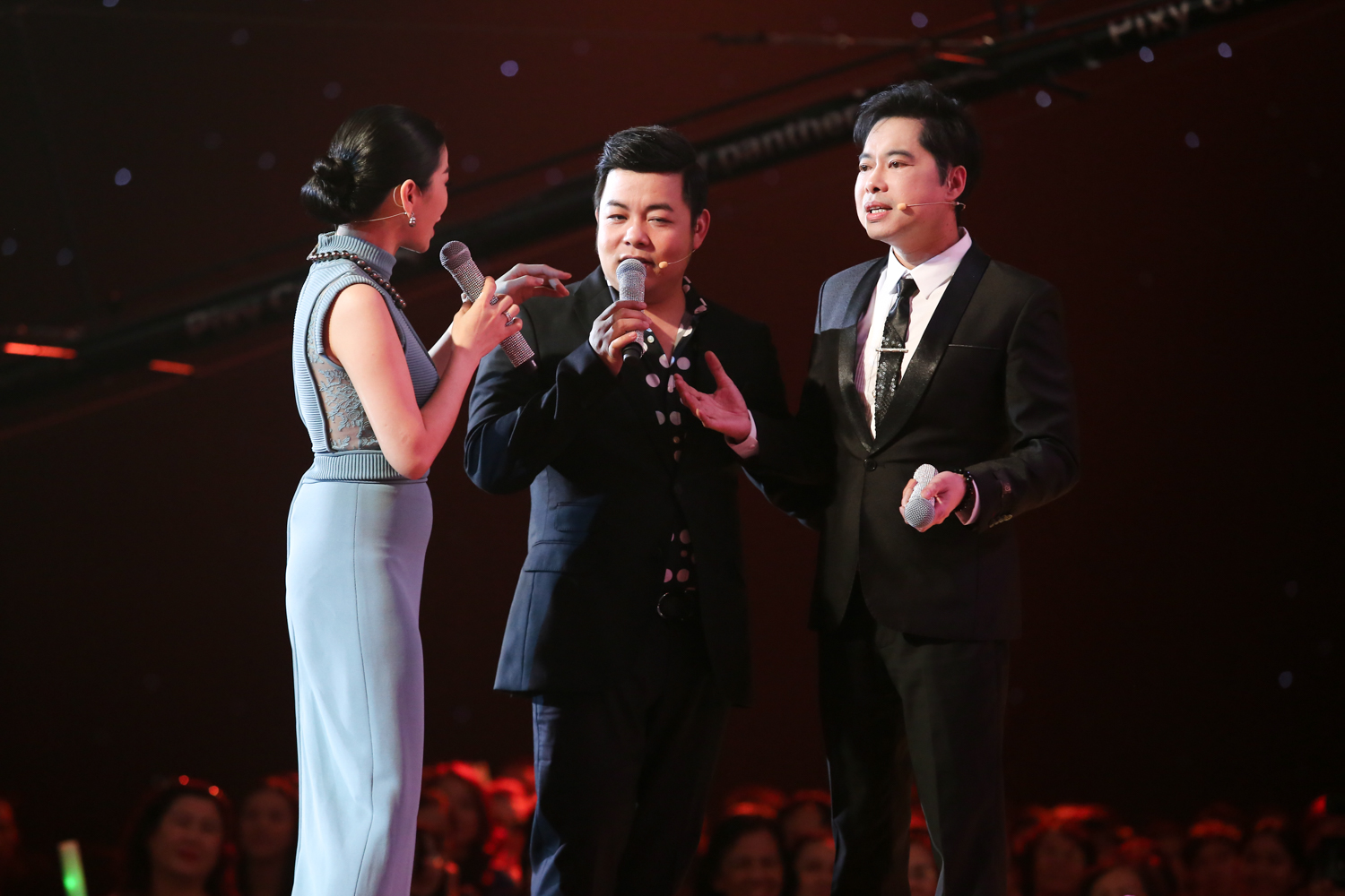 Bật cười với cảnh Lệ Quyên - Quang Lê dàn hàng ngang chực chờ thí sinh Bolero - Ảnh 3. Bật cười với cảnh Lệ Quyên - Quang Lê dàn hàng ngang chực chờ thí sinh Bolero - Ảnh 3.