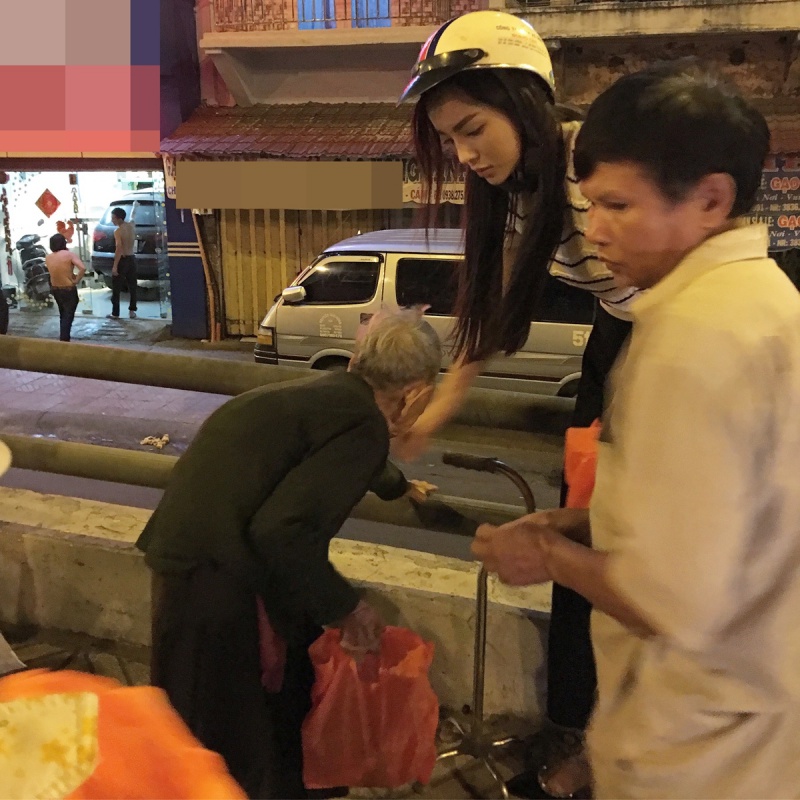 Sau scandal ầm ĩ, Hoa hậu Kỳ Duyên âm thầm phát quà cho người vô gia cư lúc nửa đêm - Ảnh 3. Sau scandal ầm ĩ, Hoa hậu Kỳ Duyên âm thầm phát quà cho người vô gia cư lúc nửa đêm - Ảnh 3.