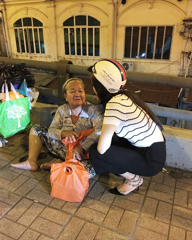 Sau scandal ầm ĩ, Hoa hậu Kỳ Duyên âm thầm phát quà cho người vô gia cư lúc nửa đêm - Ảnh 4. Sau scandal ầm ĩ, Hoa hậu Kỳ Duyên âm thầm phát quà cho người vô gia cư lúc nửa đêm - Ảnh 4.