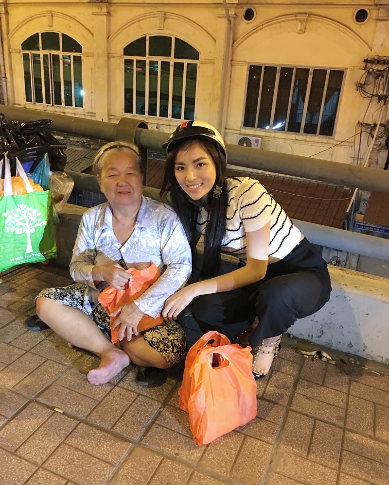 Sau scandal ầm ĩ, Hoa hậu Kỳ Duyên âm thầm phát quà cho người vô gia cư lúc nửa đêm - Ảnh 5. Sau scandal ầm ĩ, Hoa hậu Kỳ Duyên âm thầm phát quà cho người vô gia cư lúc nửa đêm - Ảnh 5.