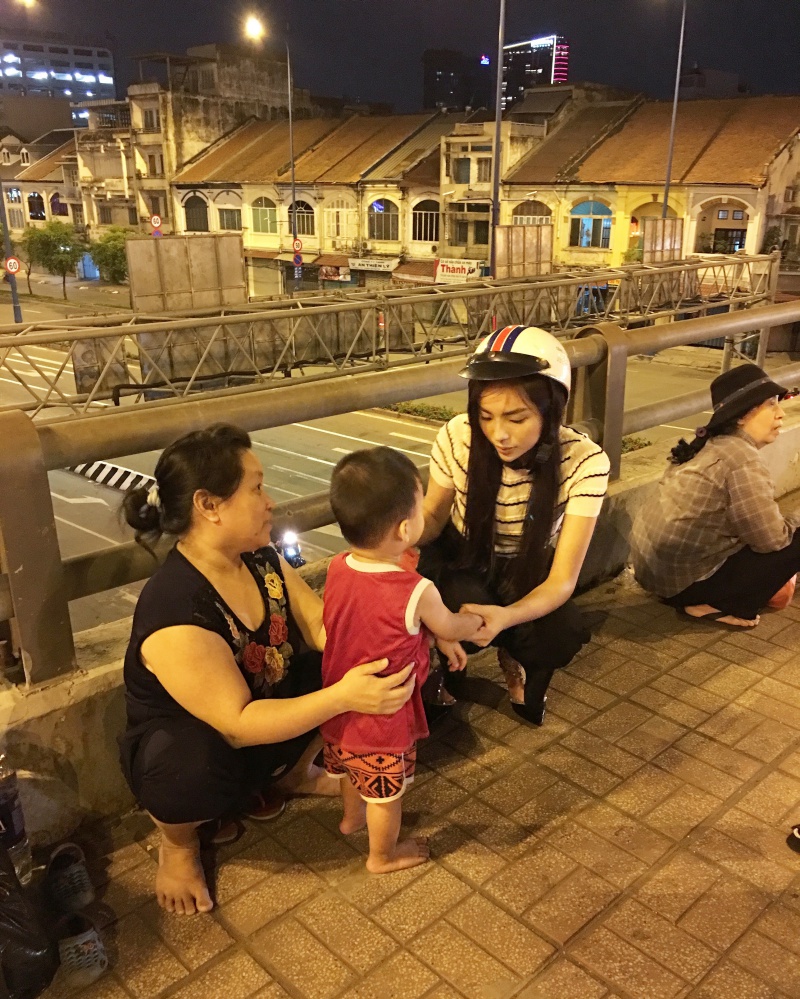 Sau scandal ầm ĩ, Hoa hậu Kỳ Duyên âm thầm phát quà cho người vô gia cư lúc nửa đêm - Ảnh 6. Sau scandal ầm ĩ, Hoa hậu Kỳ Duyên âm thầm phát quà cho người vô gia cư lúc nửa đêm - Ảnh 6.