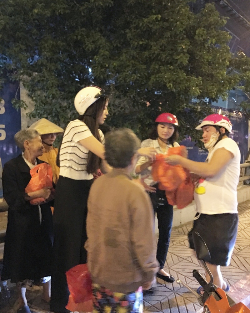 Sau scandal ầm ĩ, Hoa hậu Kỳ Duyên âm thầm phát quà cho người vô gia cư lúc nửa đêm - Ảnh 7. Sau scandal ầm ĩ, Hoa hậu Kỳ Duyên âm thầm phát quà cho người vô gia cư lúc nửa đêm - Ảnh 7.