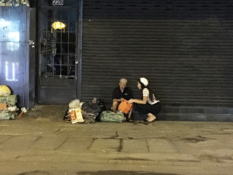 Sau scandal ầm ĩ, Hoa hậu Kỳ Duyên âm thầm phát quà cho người vô gia cư lúc nửa đêm - Ảnh 8. Sau scandal ầm ĩ, Hoa hậu Kỳ Duyên âm thầm phát quà cho người vô gia cư lúc nửa đêm - Ảnh 8.