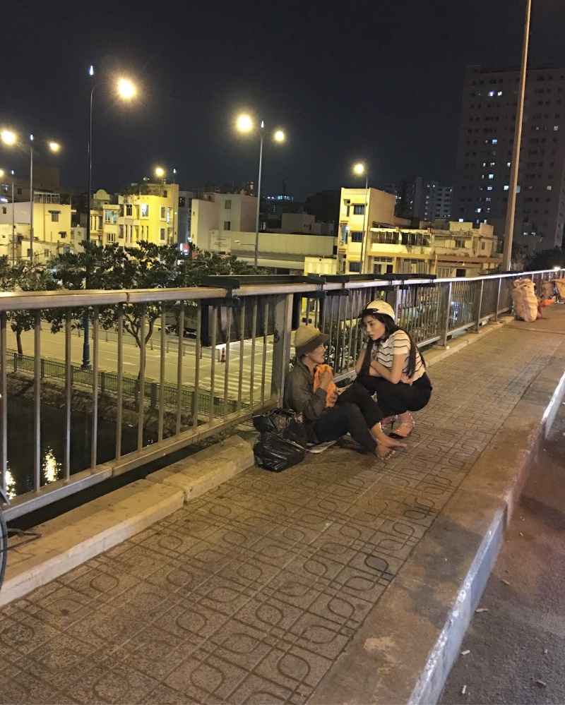 Sau scandal ầm ĩ, Hoa hậu Kỳ Duyên âm thầm phát quà cho người vô gia cư lúc nửa đêm - Ảnh 9. Sau scandal ầm ĩ, Hoa hậu Kỳ Duyên âm thầm phát quà cho người vô gia cư lúc nửa đêm - Ảnh 9.