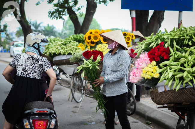 Hoa loa kèn đẹp ngỡ ngàng trên phố Hà Nội tháng Tư - Ảnh 5.