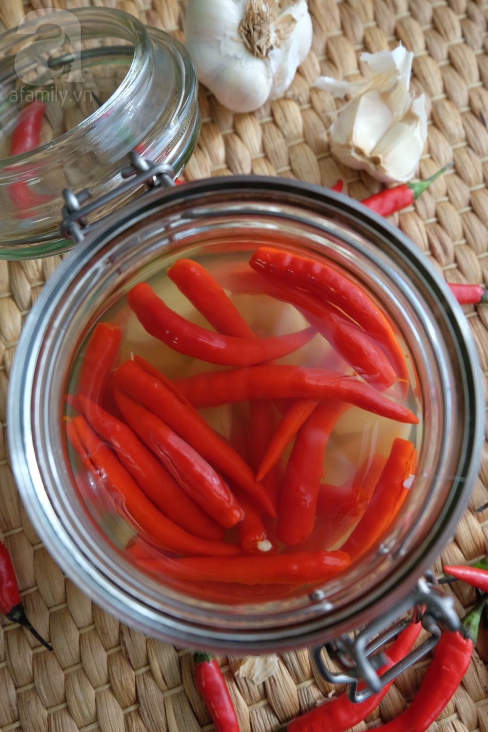 Tuyệt chiêu ngâm giấm ớt tỏi không xanh ko nổi váng - Ảnh 7.