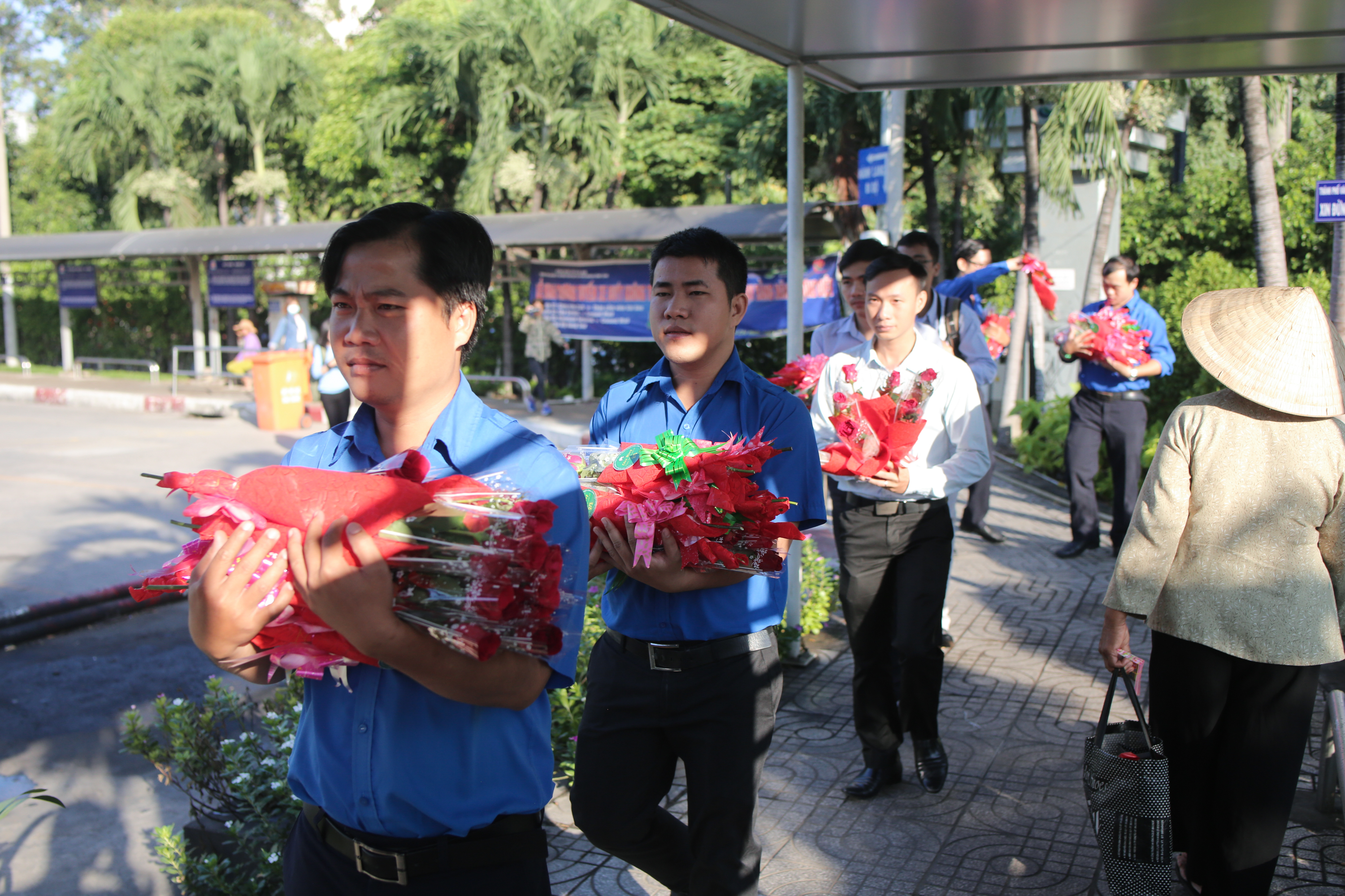 Ngày 8/3 ở Sài Gòn: Chị em đi xe buýt là được tặng hoa và cả những nụ cười dễ thương thế này - Ảnh 3. Ngày 8/3 ở Sài Gòn: Chị em đi xe buýt là được tặng hoa và cả những nụ cười dễ thương thế này - Ảnh 3.