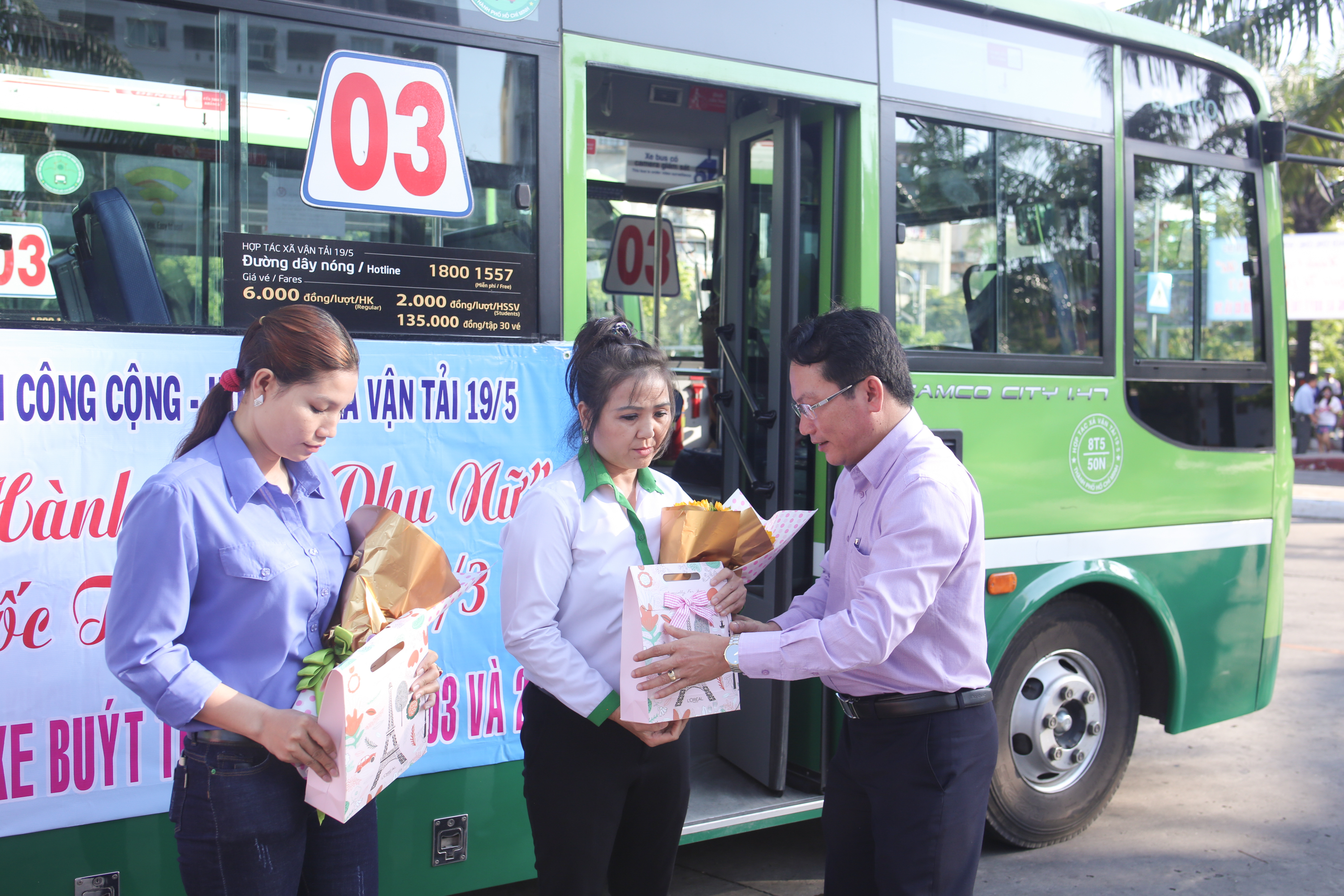 Ngày 8/3 ở Sài Gòn: Chị em đi xe buýt là được tặng hoa và cả những nụ cười dễ thương thế này - Ảnh 4. Ngày 8/3 ở Sài Gòn: Chị em đi xe buýt là được tặng hoa và cả những nụ cười dễ thương thế này - Ảnh 4.