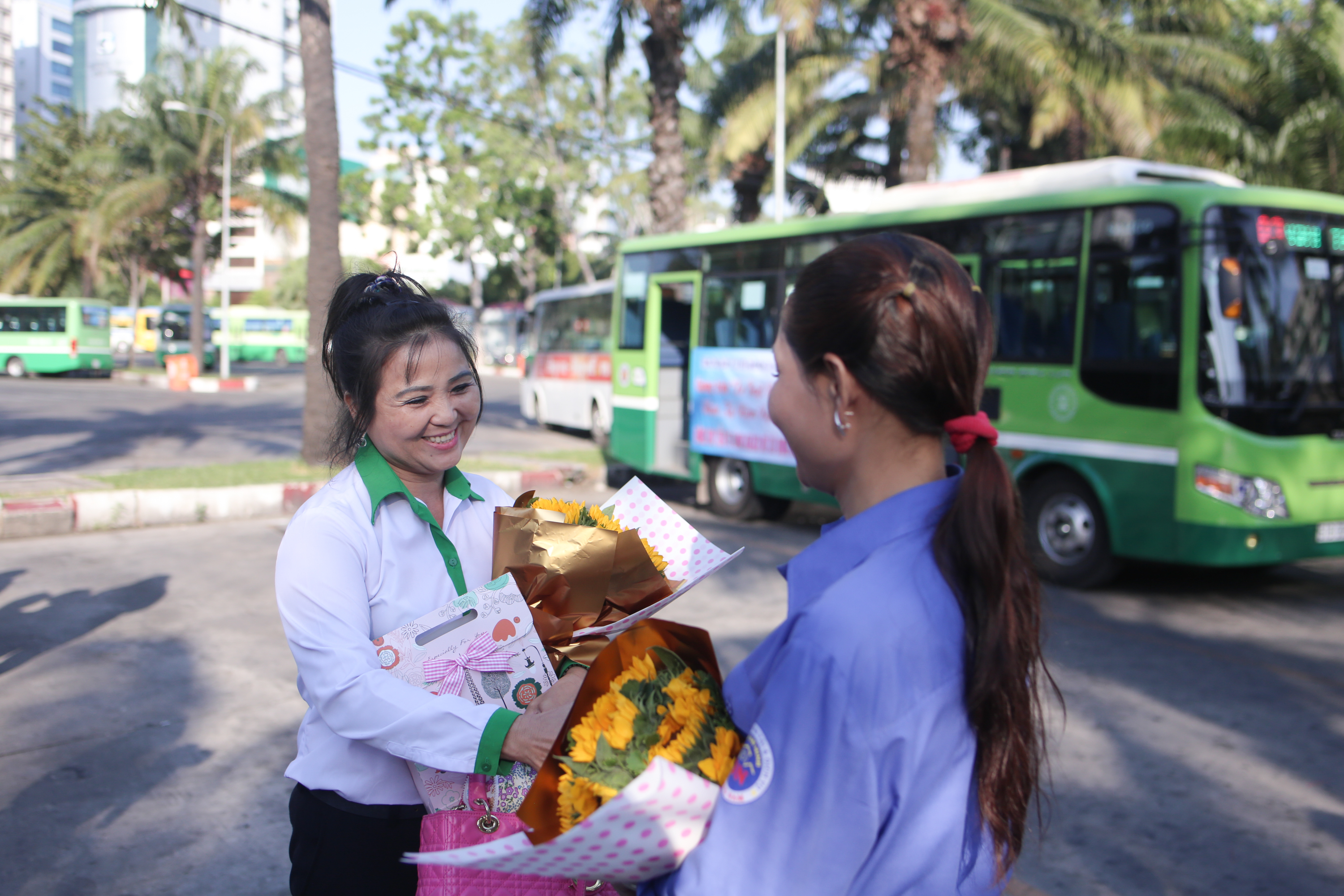 Ngày 8/3 ở Sài Gòn: Chị em đi xe buýt là được tặng hoa và cả những nụ cười dễ thương thế này - Ảnh 5. Ngày 8/3 ở Sài Gòn: Chị em đi xe buýt là được tặng hoa và cả những nụ cười dễ thương thế này - Ảnh 5.