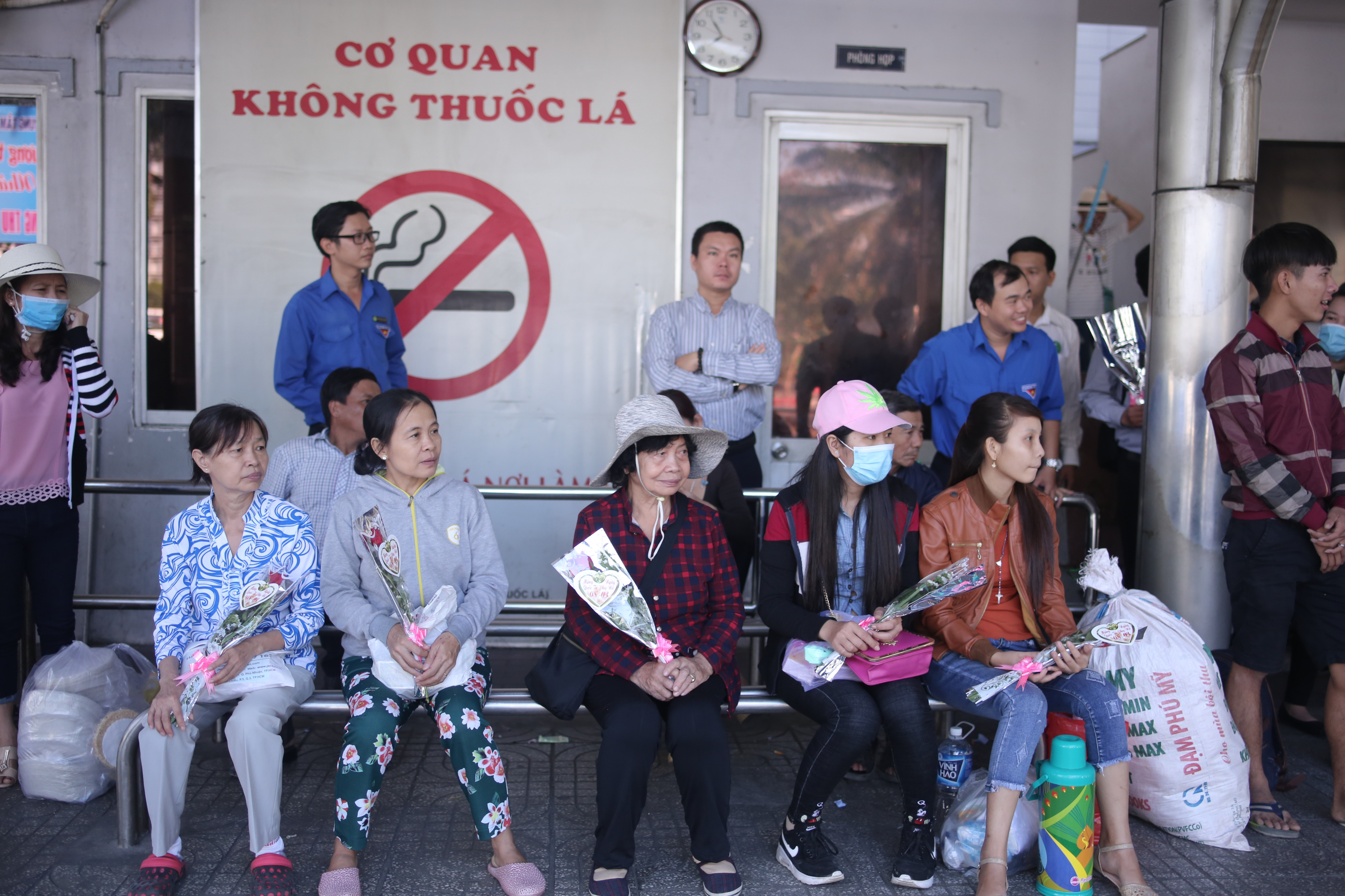 Ngày 8/3 ở Sài Gòn: Chị em đi xe buýt là được tặng hoa và cả những nụ cười dễ thương thế này - Ảnh 11. Ngày 8/3 ở Sài Gòn: Chị em đi xe buýt là được tặng hoa và cả những nụ cười dễ thương thế này - Ảnh 11.
