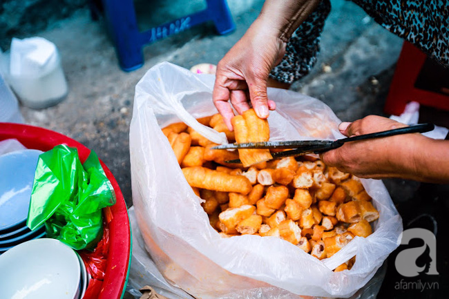 Giữa phố đồ ăn Tây hiện đại đông đúc, vẫn tồn tại một hàng cháo ruốc truyền thống cực ngon - Ảnh 9.