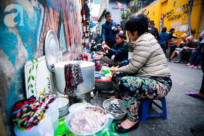 Giữa phố đồ ăn Tây hiện đại đông đúc, vẫn tồn tại một hàng cháo ruốc truyền thống cực ngon - Ảnh 4.