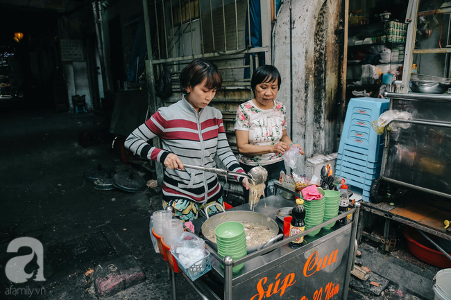 Cuối tuần ghé ăn chén súp cua nhà thờ Đức Bà 20 năm, lặng nghe hơi thở của đất Sài Gòn hoa lệ - Ảnh 7.