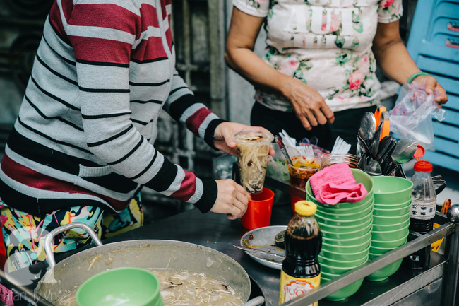 Cuối tuần ghé ăn chén súp cua nhà thờ Đức Bà 20 năm, lặng nghe hơi thở của đất Sài Gòn hoa lệ - Ảnh 3.