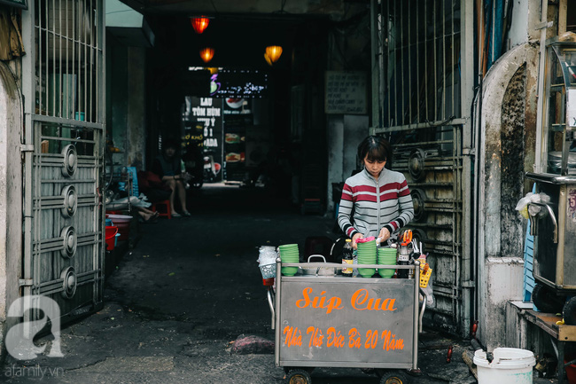 Cuối tuần ghé ăn chén súp cua nhà thờ Đức Bà 20 năm, lặng nghe hơi thở của đất Sài Gòn hoa lệ - Ảnh 1.