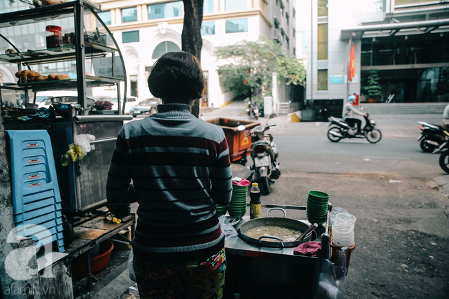 Cuối tuần ghé ăn chén súp cua nhà thờ Đức Bà 20 năm, lặng nghe hơi thở của đất Sài Gòn hoa lệ - Ảnh 8.