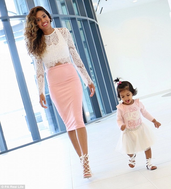 Mẹ và con gái hút like trên Instagram vì diện đồ đôi đẹp ơi là đẹp - Ảnh 2.