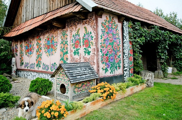 Ngôi làng đẹp lạ lùng mỗi tường nhà đều là một bức họa đầy màu sắc - Ảnh 2.