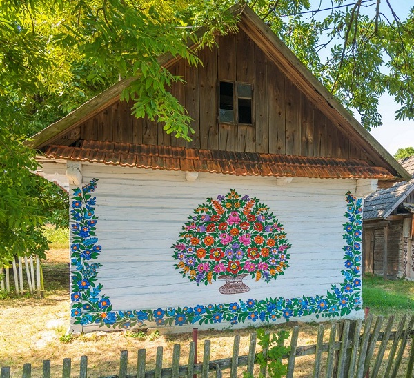 Ngôi làng đẹp lạ lùng mỗi tường nhà đều là một bức họa đầy màu sắc - Ảnh 9.