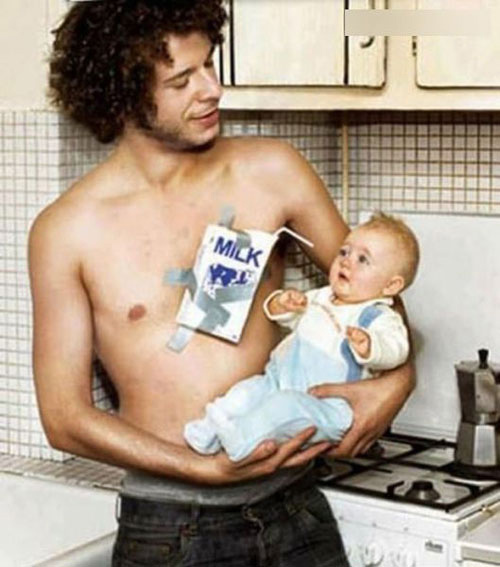 Khi mẹ vắng nhà thì đây là cách những ông bố cho con uống sữa - Ảnh 9.