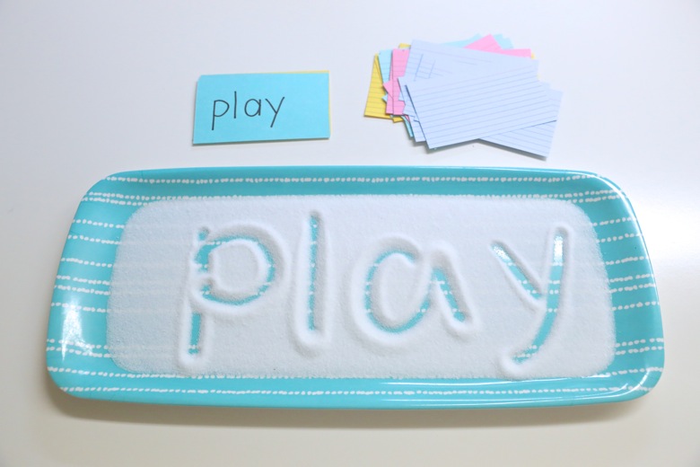 “Khay muối học chữ” giúp con tự học chữ nhanh mà bố mẹ vẫn nhàn tênh - Ảnh 3. “Khay muối học chữ” giúp con tự học chữ nhanh mà bố mẹ vẫn nhàn tênh - Ảnh 3.