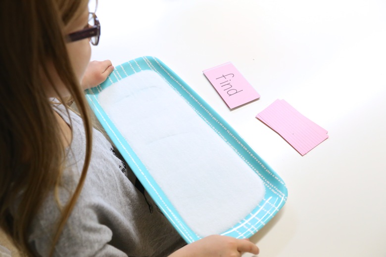 “Khay muối học chữ” giúp con tự học chữ nhanh mà bố mẹ vẫn nhàn tênh - Ảnh 5. “Khay muối học chữ” giúp con tự học chữ nhanh mà bố mẹ vẫn nhàn tênh - Ảnh 5.