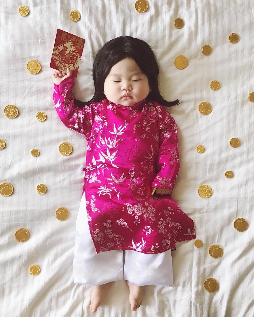 Tranh thủ con ngủ trưa, bà mẹ phù thủy hóa trang cho con gái chu du khắp thế giới - Ảnh 2. Tranh thủ con ngủ trưa, bà mẹ phù thủy hóa trang cho con gái chu du khắp thế giới - Ảnh 2.