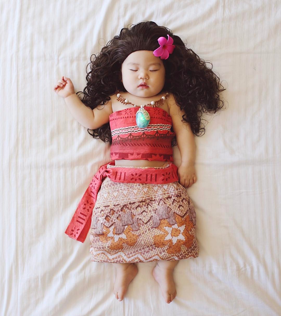 Tranh thủ con ngủ trưa, bà mẹ phù thủy hóa trang cho con gái chu du khắp thế giới - Ảnh 12. Tranh thủ con ngủ trưa, bà mẹ phù thủy hóa trang cho con gái chu du khắp thế giới - Ảnh 12.