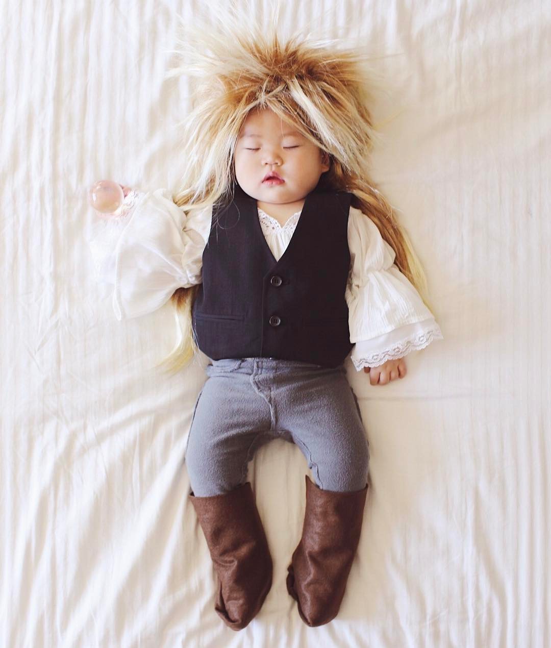 Tranh thủ con ngủ trưa, bà mẹ phù thủy hóa trang cho con gái chu du khắp thế giới - Ảnh 14. Tranh thủ con ngủ trưa, bà mẹ phù thủy hóa trang cho con gái chu du khắp thế giới - Ảnh 14.