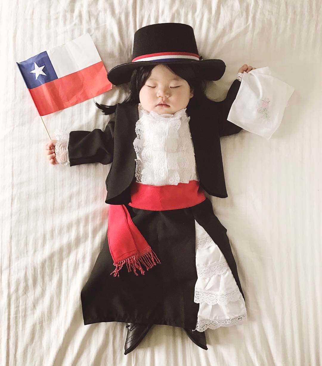 Tranh thủ con ngủ trưa, bà mẹ phù thủy hóa trang cho con gái chu du khắp thế giới - Ảnh 18. Tranh thủ con ngủ trưa, bà mẹ phù thủy hóa trang cho con gái chu du khắp thế giới - Ảnh 18.