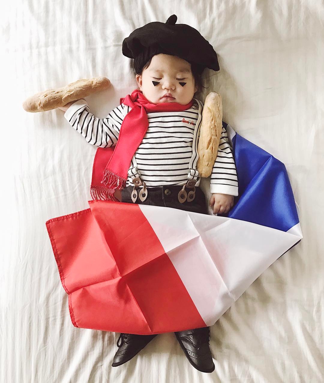 Tranh thủ con ngủ trưa, bà mẹ phù thủy hóa trang cho con gái chu du khắp thế giới - Ảnh 19. Tranh thủ con ngủ trưa, bà mẹ phù thủy hóa trang cho con gái chu du khắp thế giới - Ảnh 19.