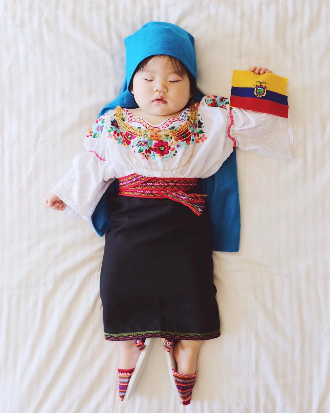 Tranh thủ con ngủ trưa, bà mẹ phù thủy hóa trang cho con gái chu du khắp thế giới - Ảnh 20. Tranh thủ con ngủ trưa, bà mẹ phù thủy hóa trang cho con gái chu du khắp thế giới - Ảnh 20.