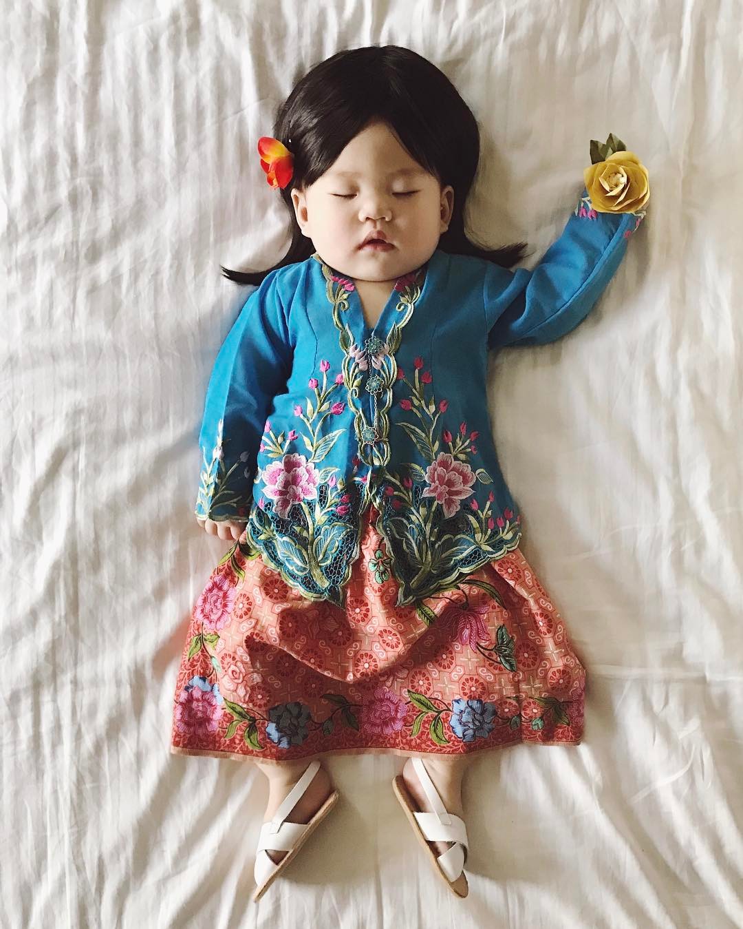 Tranh thủ con ngủ trưa, bà mẹ phù thủy hóa trang cho con gái chu du khắp thế giới - Ảnh 21. Tranh thủ con ngủ trưa, bà mẹ phù thủy hóa trang cho con gái chu du khắp thế giới - Ảnh 21.