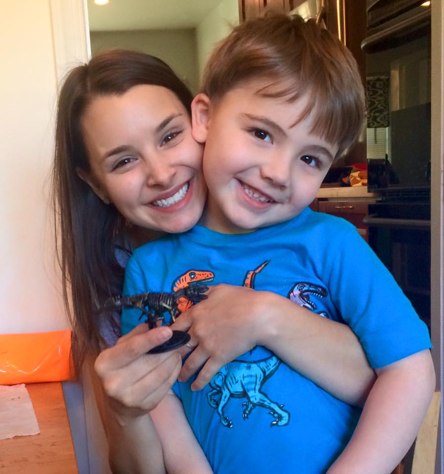 Có gì trong clip cậu bé 6,5 tuổi tự cài khóa áo gây bão khắp mạng xã hội? - Ảnh 3. Có gì trong clip cậu bé 6,5 tuổi tự cài khóa áo gây bão khắp mạng xã hội? - Ảnh 3.