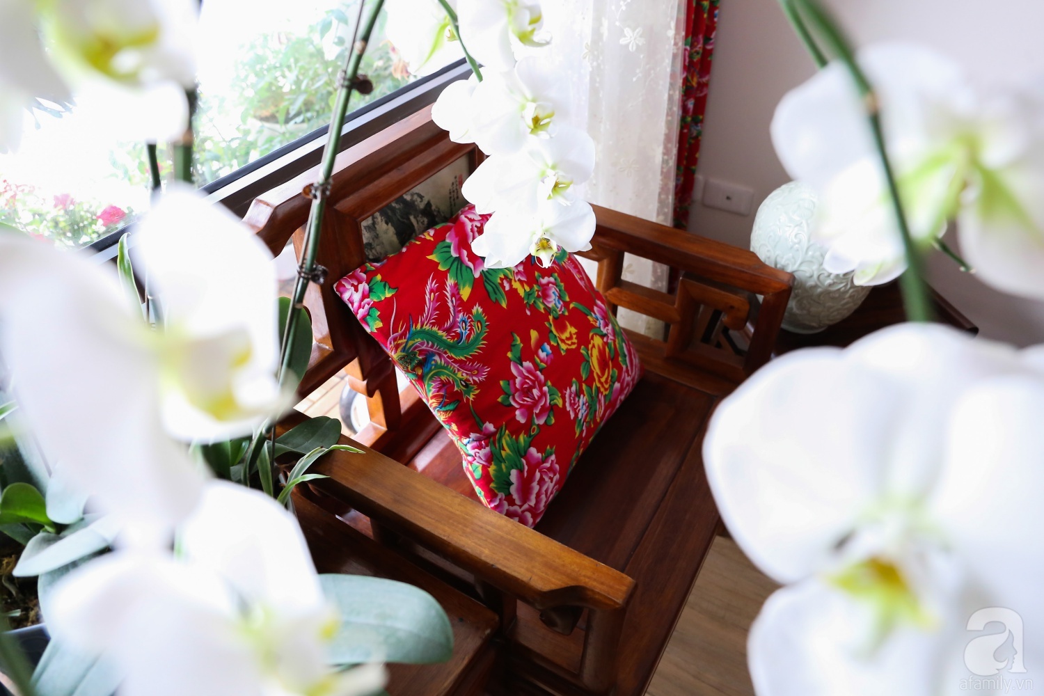 Căn hộ được trang trí bằng họa tiết con công đầy hoài niệm với view tuyệt đẹp nhìn ra sông Hồng - Ảnh 2. Căn hộ được trang trí bằng họa tiết con công đầy hoài niệm với view tuyệt đẹp nhìn ra sông Hồng - Ảnh 2.