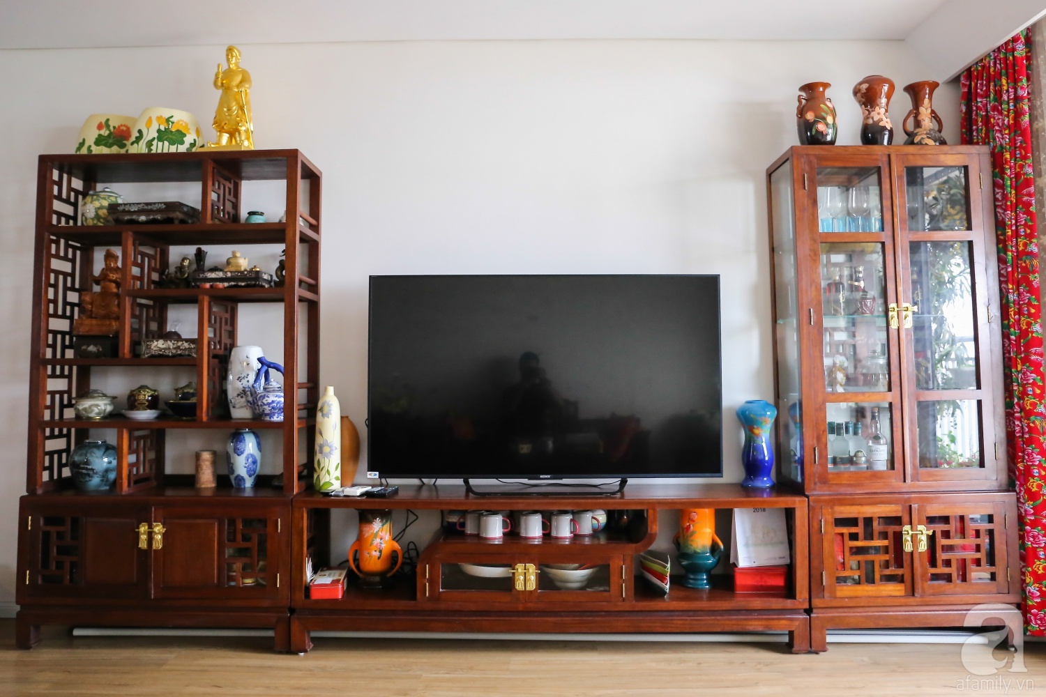 Căn hộ được trang trí bằng họa tiết con công đầy hoài niệm với view tuyệt đẹp nhìn ra sông Hồng - Ảnh 3. Căn hộ được trang trí bằng họa tiết con công đầy hoài niệm với view tuyệt đẹp nhìn ra sông Hồng - Ảnh 3.