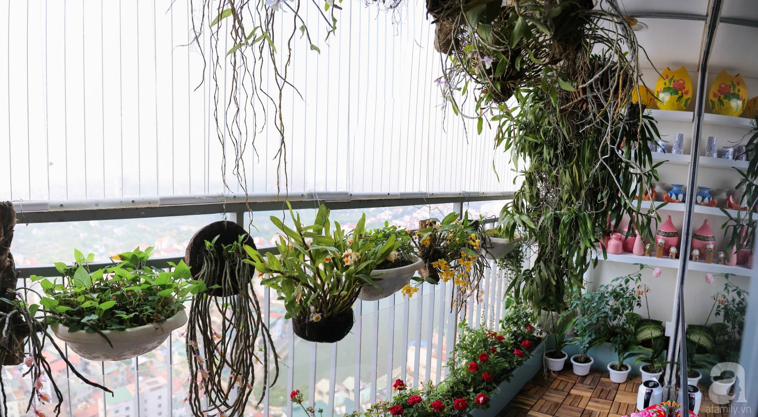 Căn hộ được trang trí bằng họa tiết con công đầy hoài niệm với view tuyệt đẹp nhìn ra sông Hồng - Ảnh 8. Căn hộ được trang trí bằng họa tiết con công đầy hoài niệm với view tuyệt đẹp nhìn ra sông Hồng - Ảnh 8.