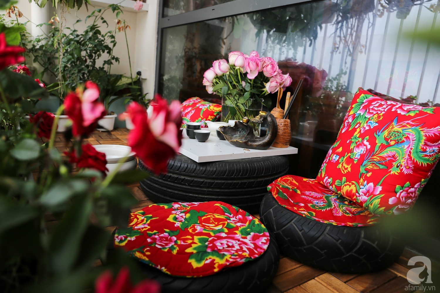 Căn hộ được trang trí bằng họa tiết con công đầy hoài niệm với view tuyệt đẹp nhìn ra sông Hồng - Ảnh 9. Căn hộ được trang trí bằng họa tiết con công đầy hoài niệm với view tuyệt đẹp nhìn ra sông Hồng - Ảnh 9.