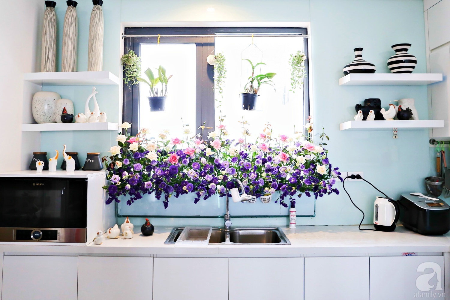 Căn hộ được trang trí bằng họa tiết con công đầy hoài niệm với view tuyệt đẹp nhìn ra sông Hồng - Ảnh 12. Căn hộ được trang trí bằng họa tiết con công đầy hoài niệm với view tuyệt đẹp nhìn ra sông Hồng - Ảnh 12.