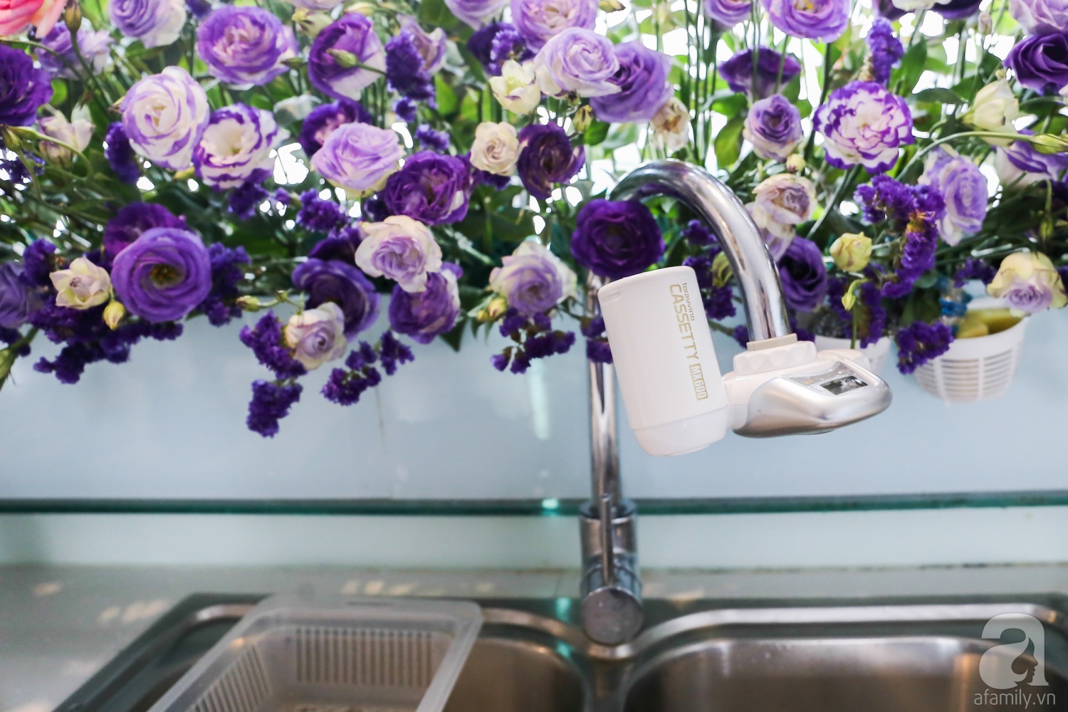 Căn hộ được trang trí bằng họa tiết con công đầy hoài niệm với view tuyệt đẹp nhìn ra sông Hồng - Ảnh 13. Căn hộ được trang trí bằng họa tiết con công đầy hoài niệm với view tuyệt đẹp nhìn ra sông Hồng - Ảnh 13.